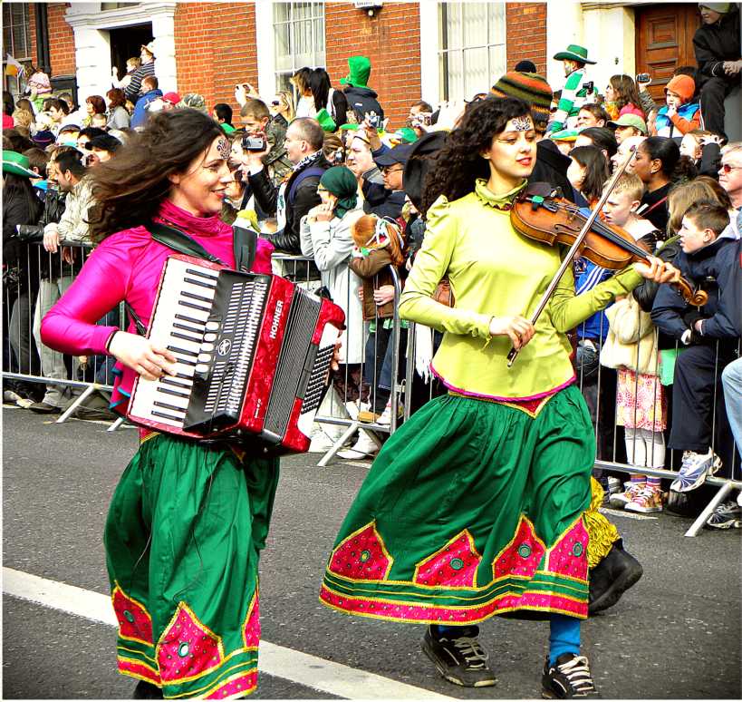 Women playing violin in the Dublin St. Patrick's Day Parade