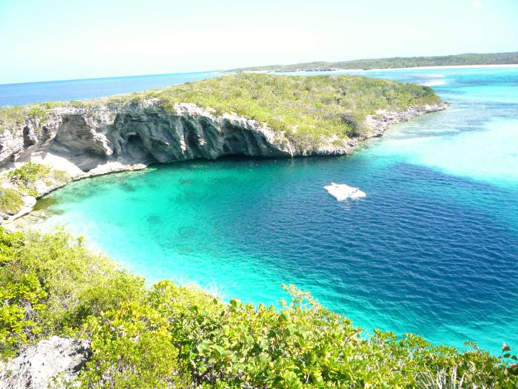 Dean's Blue Hole in Clarence Town on Long Island, Bahamas