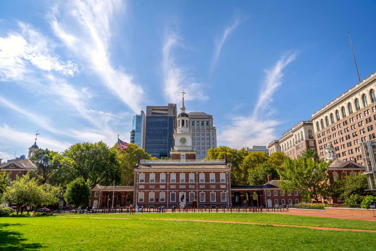 Color photo of Independence Hall as seen from the north side of Chestnut Street.