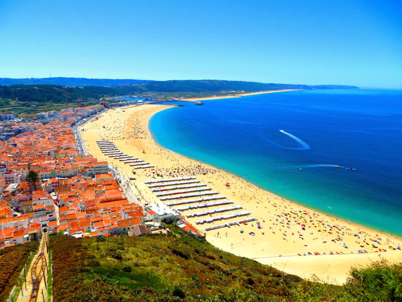 Panoramic view of Nazaré and its beach.