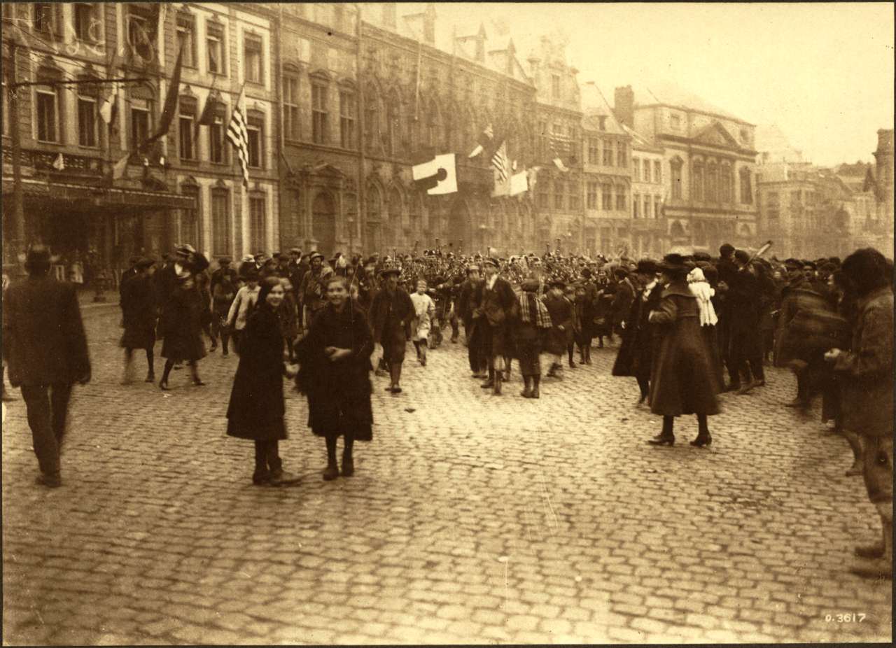 42nd Battalion marching through the Grand-Place, on the morning of 11 November 1918