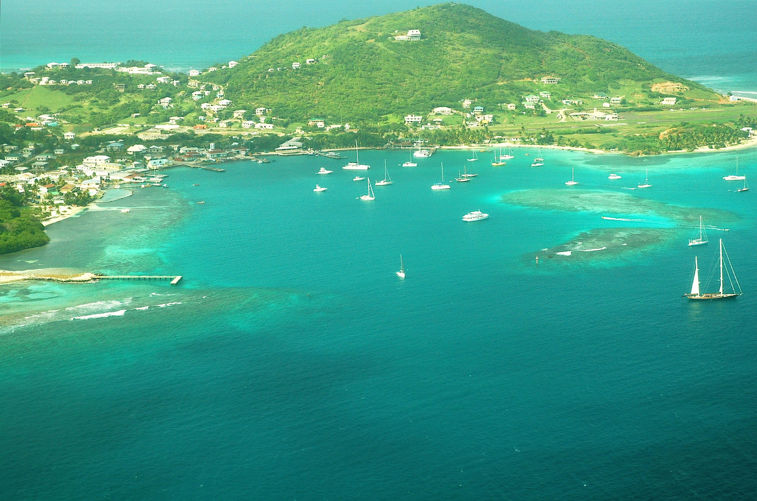 Luftaufnahme des lebhaften Hafens von Clifton