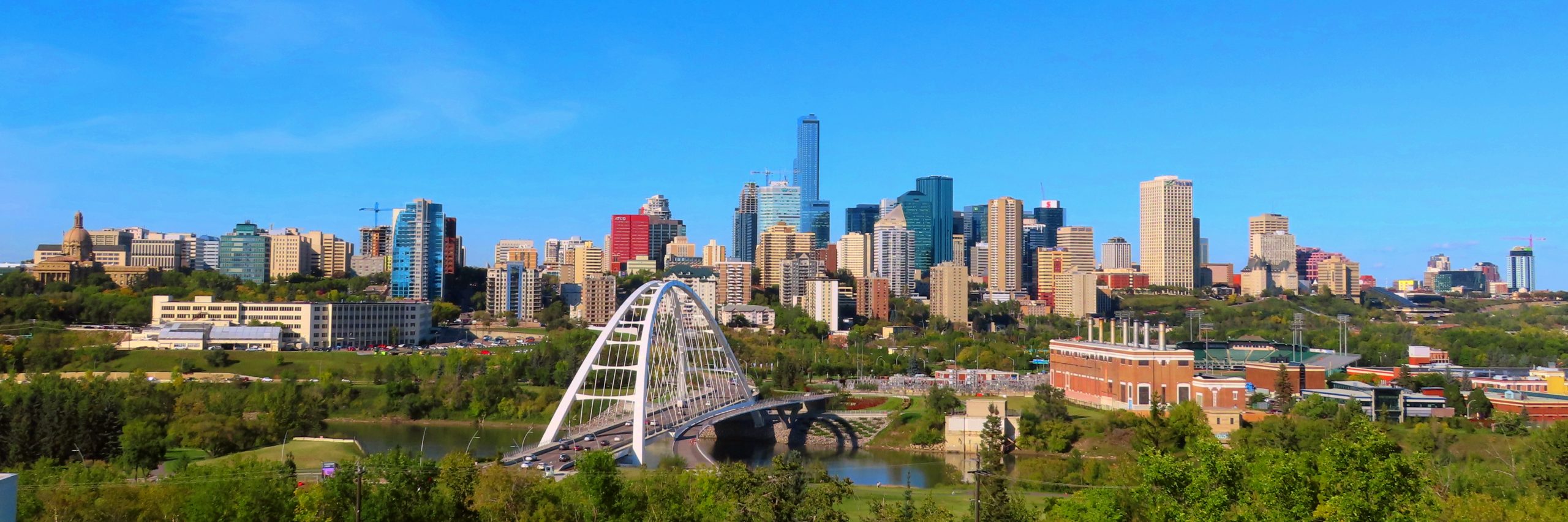 Een uitzicht op de skyline van Edmonton bij zonsondergang