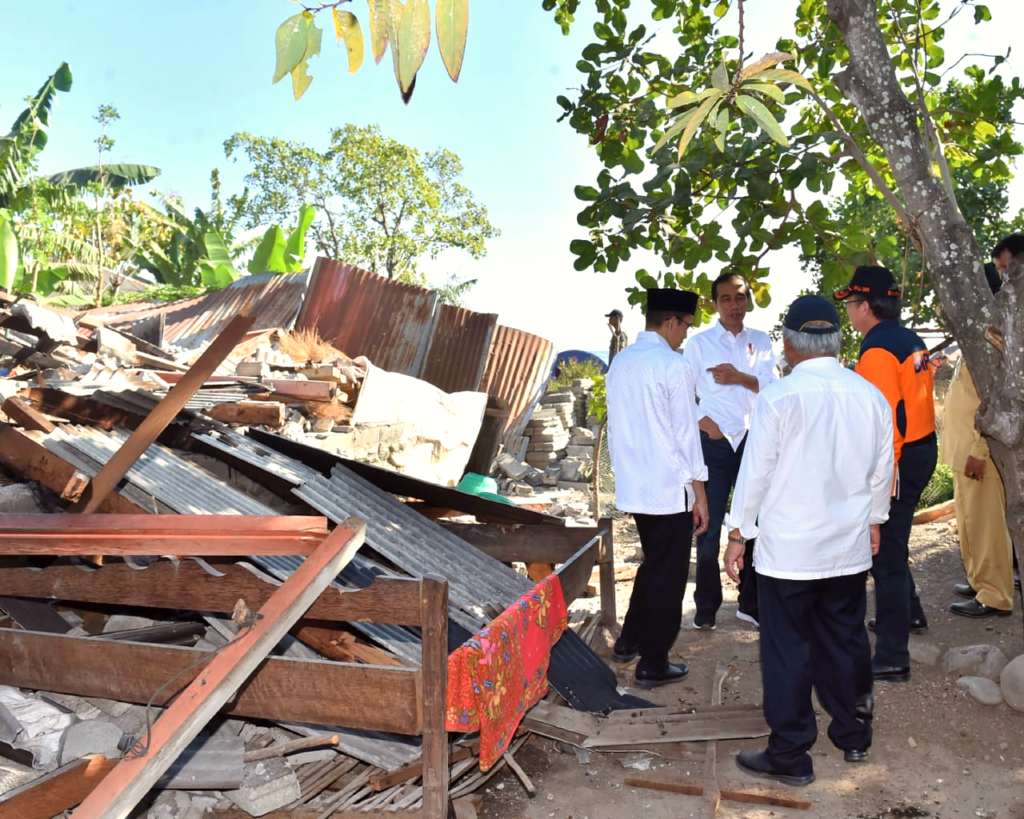Joko Widodo examining the earthquake damage.