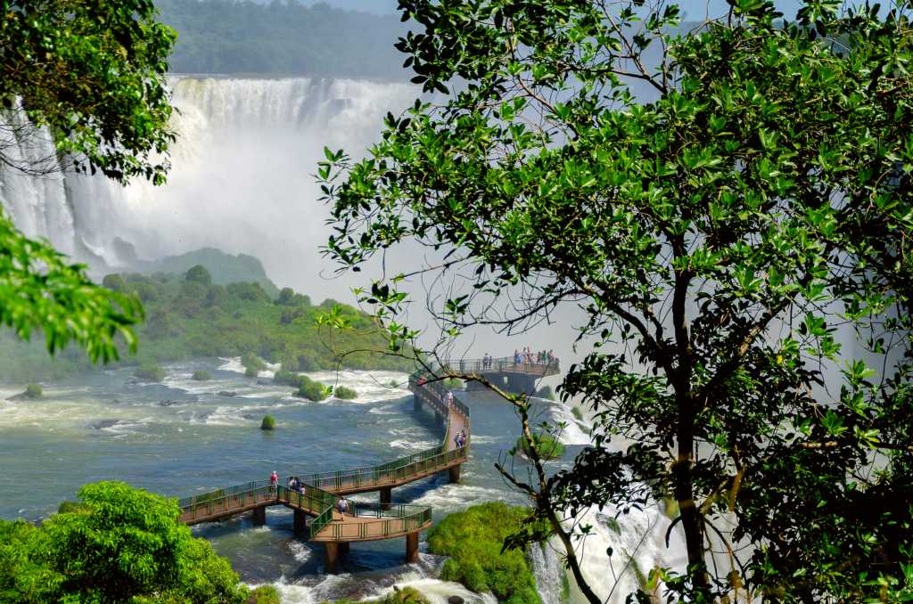 Iguazu Falls, Paraná, in Brazil-Argentina border, is the third most popular destination for foreign tourists who come to Brazil for pleasure.