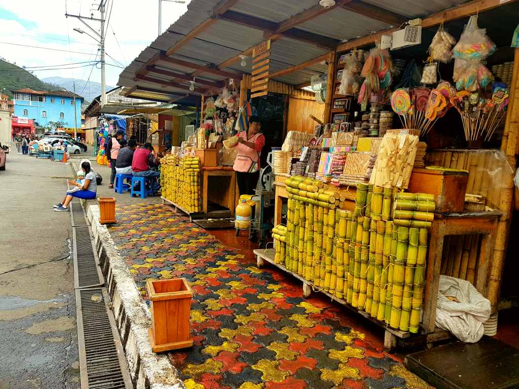 Street vendors in Baños