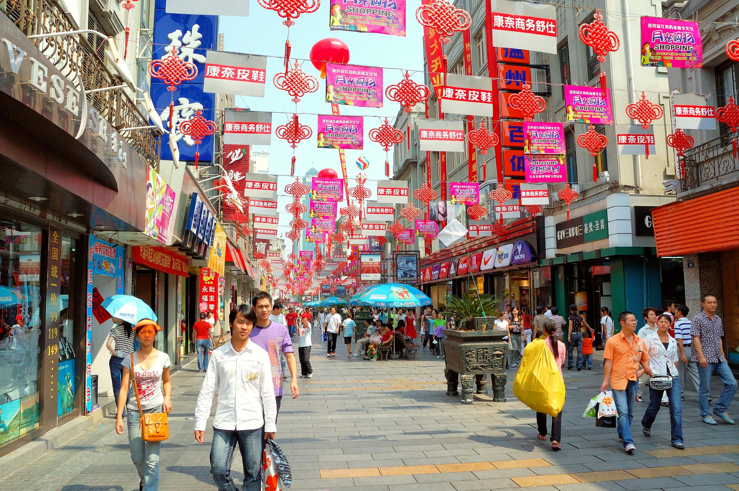 Explore Wenzhou's lively shopping scene