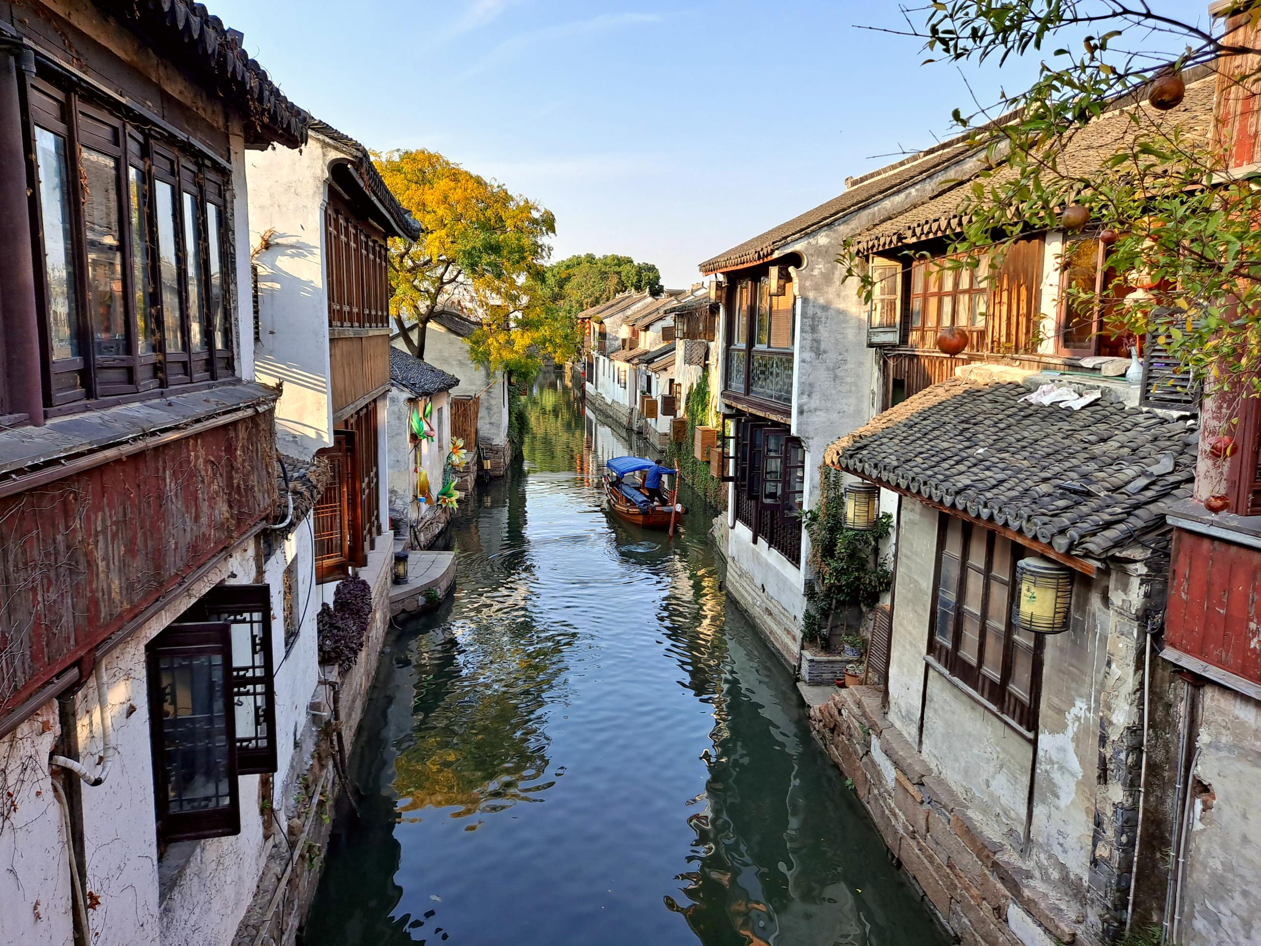 Explore the charm of Zhouzhuang's canals