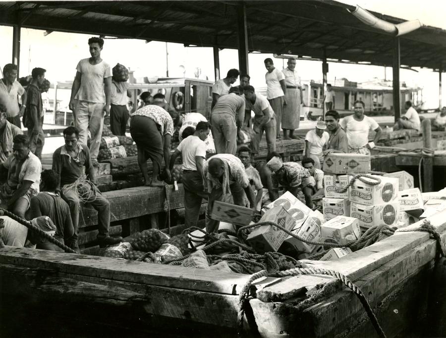 Unloading a lighter at Apia Wharf, around 1975–1985.