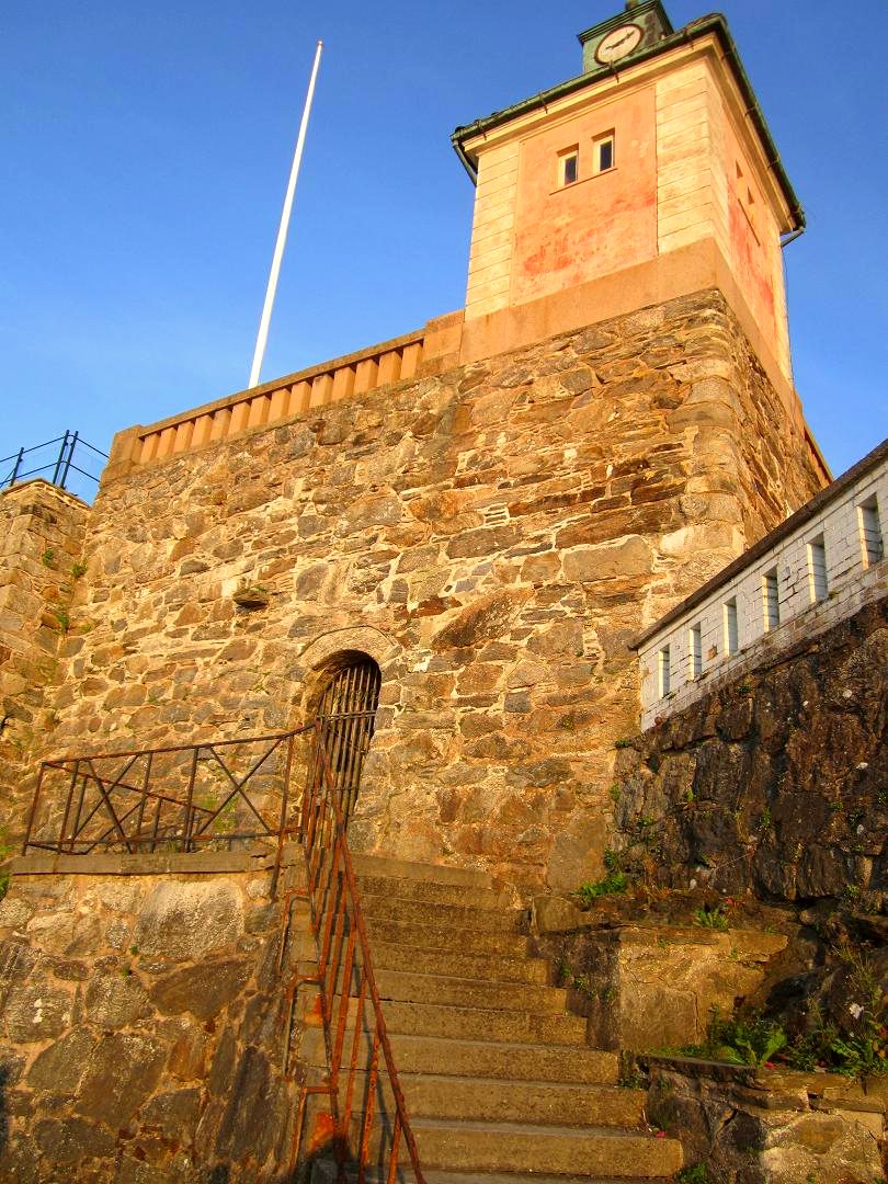 Entdecke die historische Fredriksborg Festung