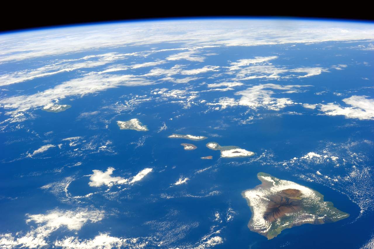 Maui (center right, with Molokaʻi, Lānaʻi, and Kahoʻolawe to its left) as seen from the International Space Station[2]