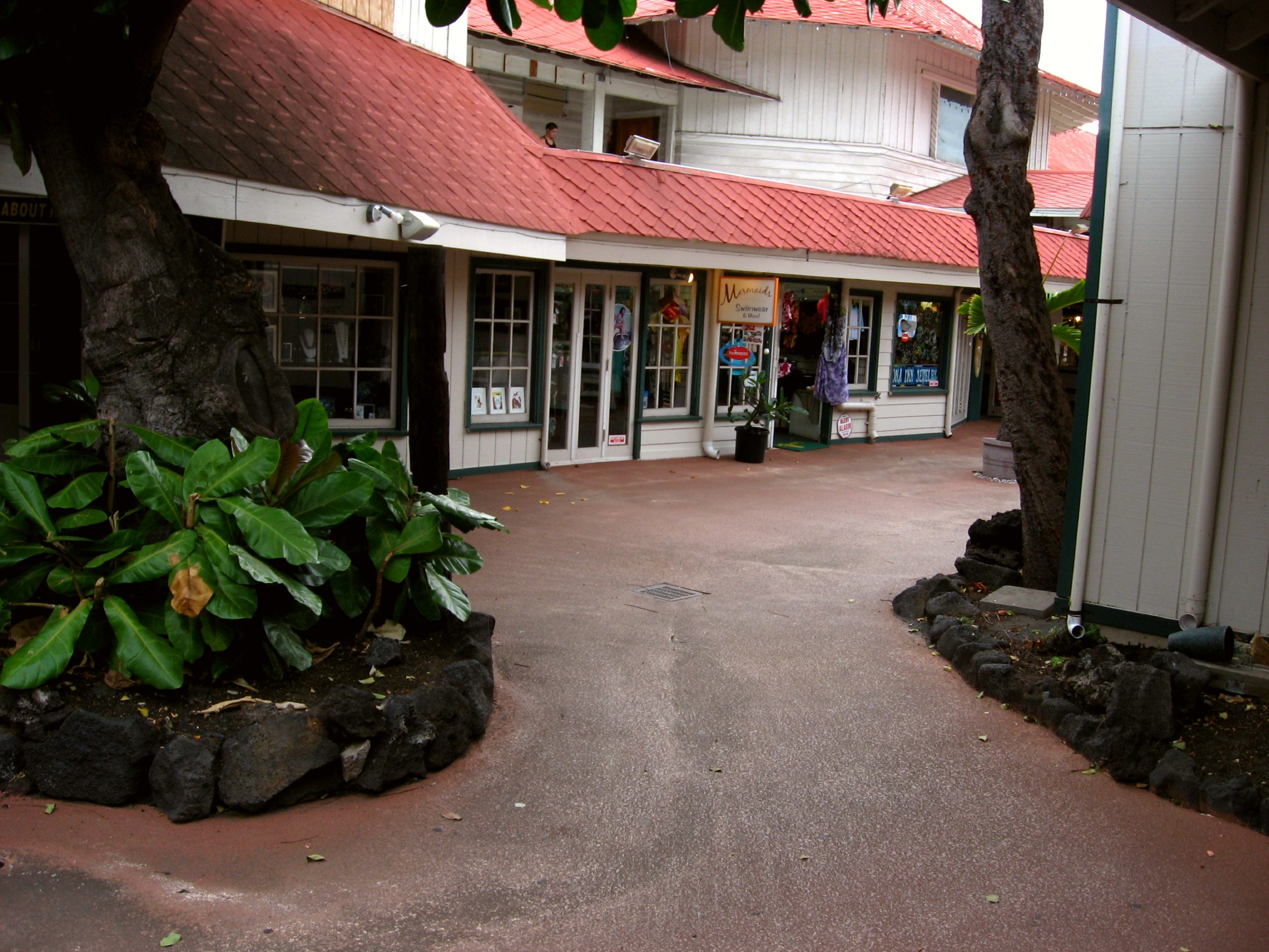 Zonsondergang winkelen in Kona Inn Village