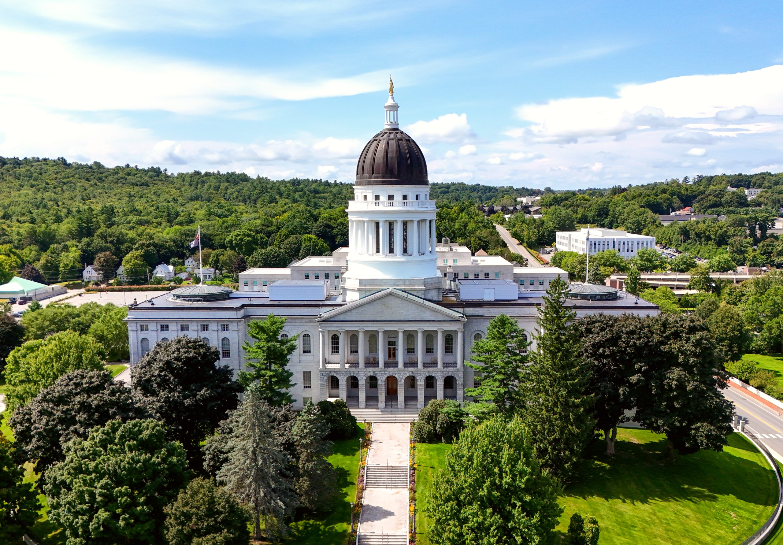 Entdecke das historische State House von Maine