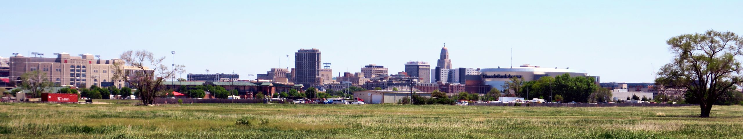 De skyline van downtown Lincoln bij zonsondergang